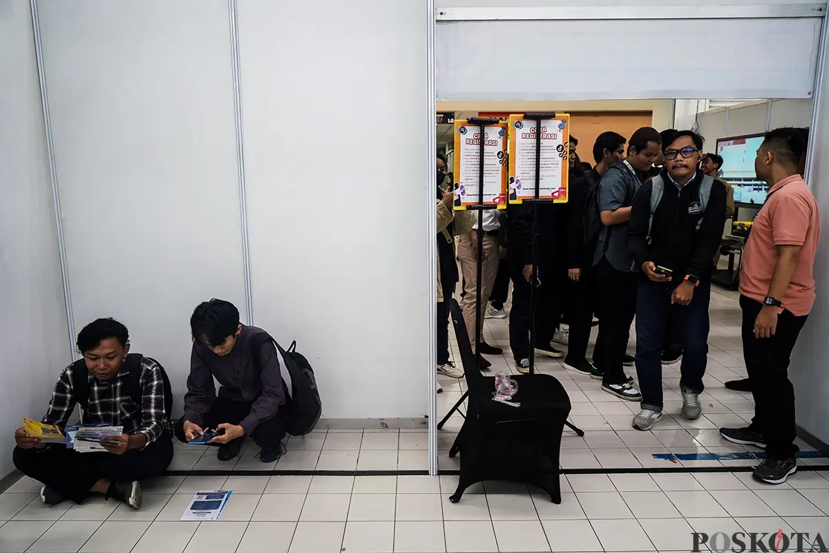 Sejumlah para pencari kerja ketika mengunjungi Jakarta Jobfair di Mall Tamini, Jakarta Timur, Rabu, 26 Februari 2025. (Sumber: Poskota/Bilal Nugraha Ginanjar)