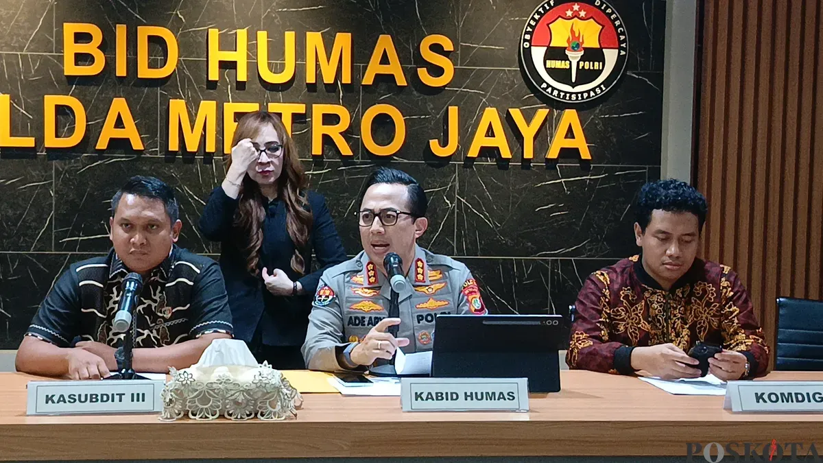 Kabid Humas Polda Metro Jaya, Kombes Ade Ary Syam Indradi (tengah) saat ditemui di Mapolda Metro Jaya. (Sumber: Poskota/Ali Mansur)