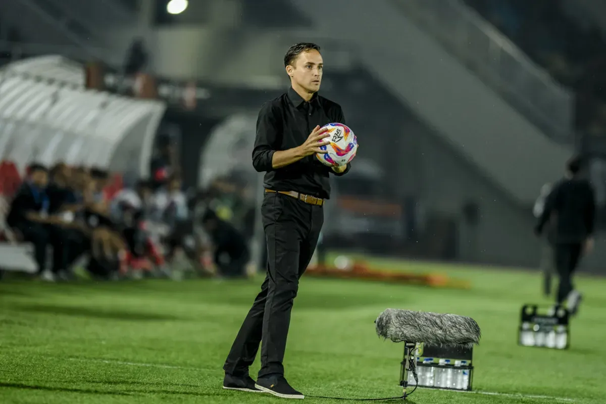 Pelatih Persebaya, Paul Munster minta bonek padati Stadion Gelora Bung Tomo saat menjamu Persib di pekan 25 Liga 1 2024-25. (Foto: persebaya.id)