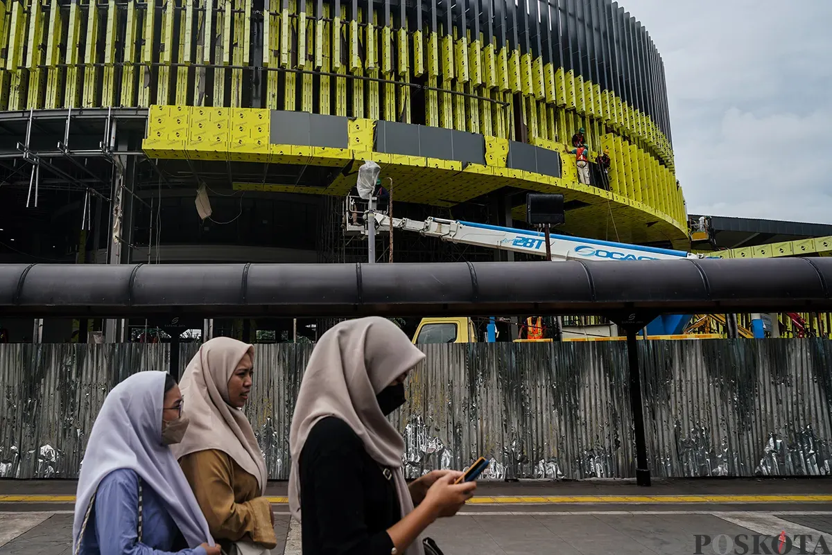 Sejumlah pekerja mengerjakan proses pembangunan Stasiun Tanah Abang Baru di Tanah Abang, Jakarta, Rabu, 26 Februari 2025. (Sumber: Poskota/Bilal Nugraha Ginanjar)