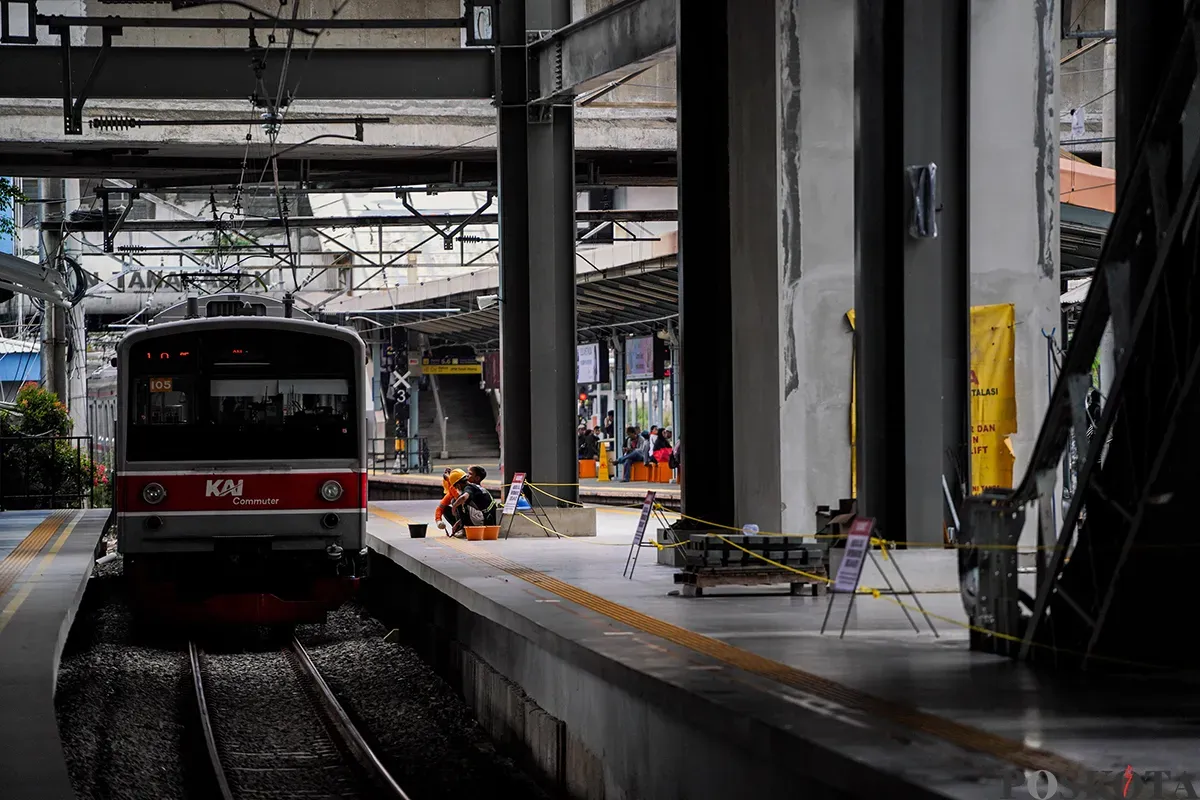 Sejumlah pekerja mengerjakan proses pembangunan Stasiun Tanah Abang Baru di Tanah Abang, Jakarta, Rabu, 26 Februari 2025. (Sumber: Poskota/Bilal Nugraha Ginanjar)