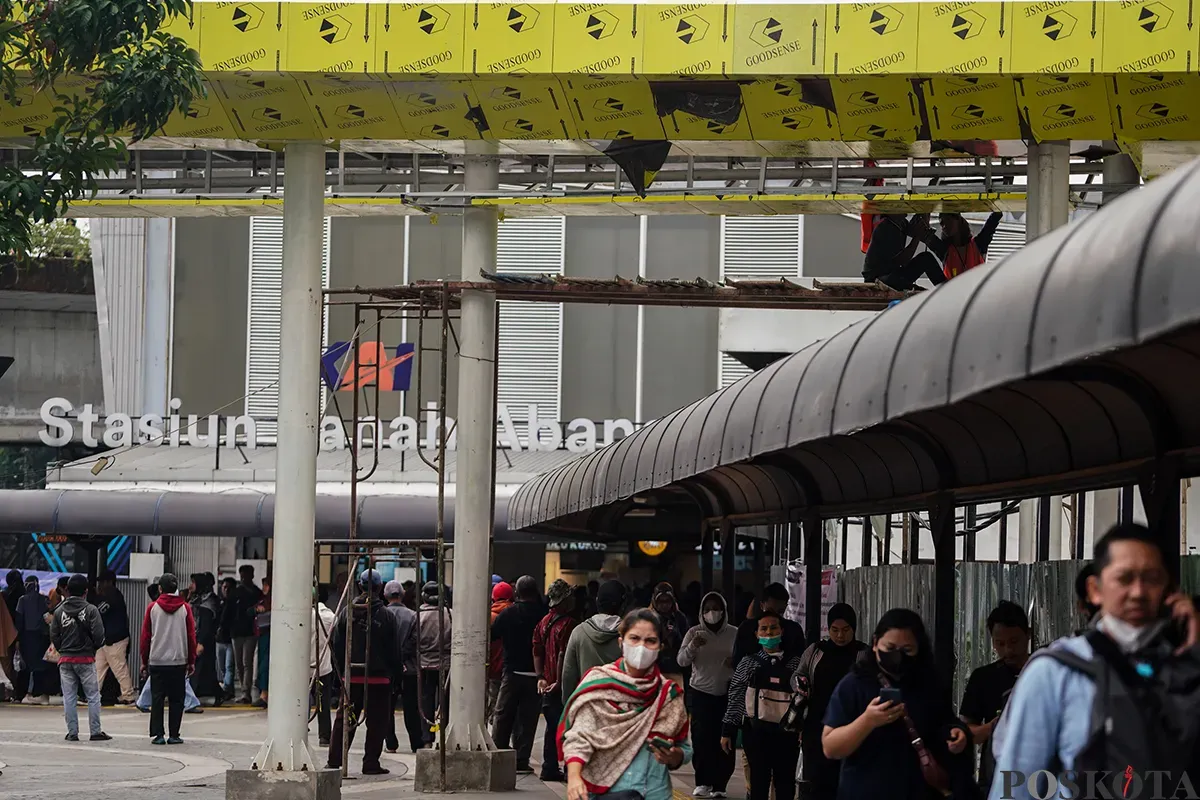 Sejumlah pekerja mengerjakan proses pembangunan Stasiun Tanah Abang Baru di Tanah Abang, Jakarta, Rabu, 26 Februari 2025. (Sumber: Poskota/Bilal Nugraha Ginanjar)