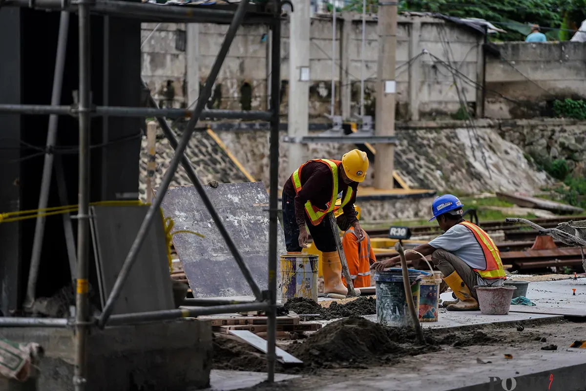 Sejumlah pekerja mengerjakan proses pembangunan Stasiun Tanah Abang Baru di Tanah Abang, Jakarta, Rabu, 26 Februari 2025. (Sumber: Poskota/Bilal Nugraha Ginanjar)