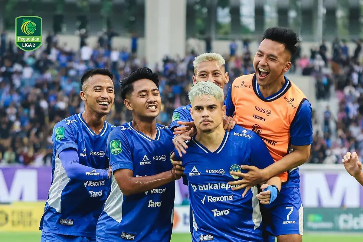 Pertandingan final PSIM vs Bhayangkara FC sempat dihentikan selama 1 jam akibat hujan deras yang mengakibatkan lapangan Stadion Manahan, Solo, tergenang. (Sumber: Instagram @psimjogja_official)