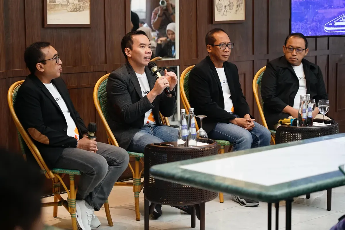 Direktur Digital Business Telkom Muhamad Fajrin Rasyid (kedua dari kiri) saat menjelaskan mengenai Artificial Intelligence (AI) di Jakarta, Rabu, 26 Februari 2025. (Sumber: Dok. Telkom)