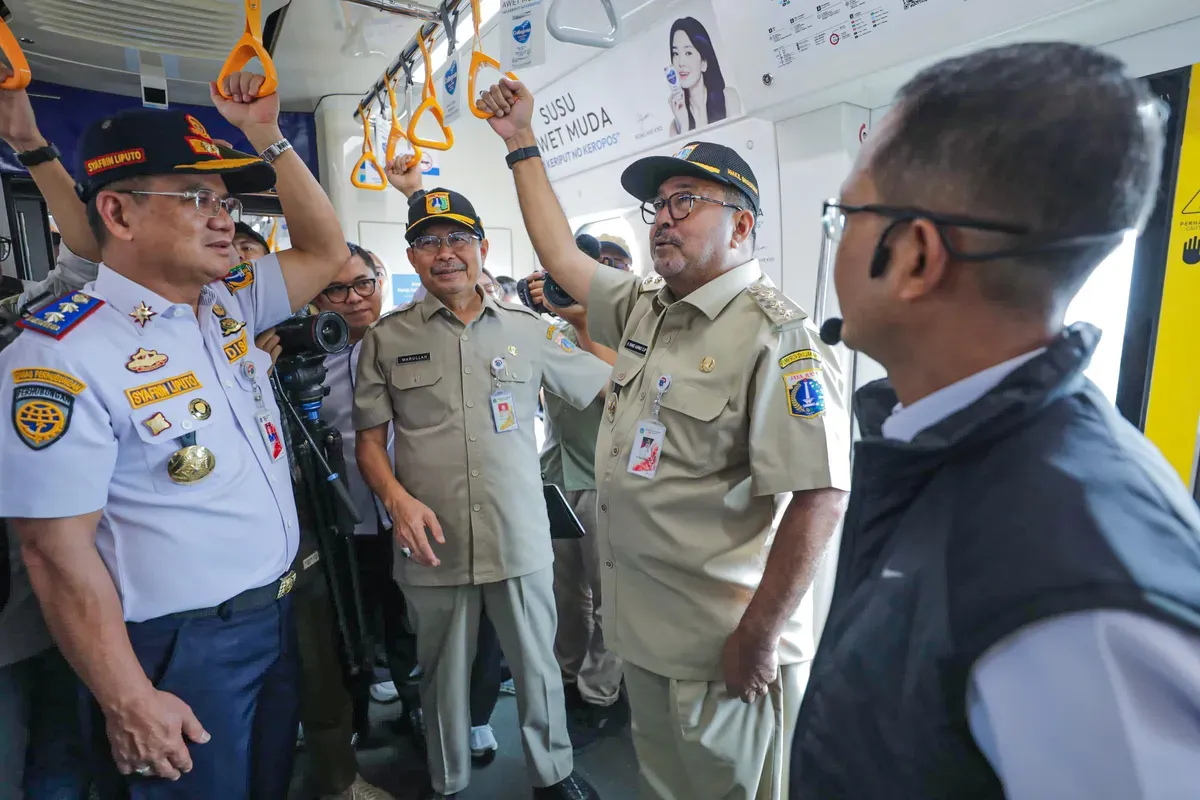 Wakil Gubernur Jakarta, Rano Karno saat mencoba transportasi publik. (Sumber: Dok. Diskominfotik Jakarta)