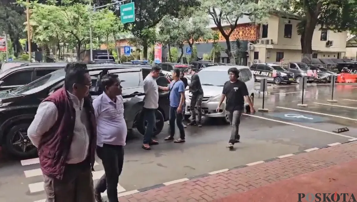 Para pelaku pemerasan yang mengaku-ngaku sebagai wartawan digelandang ke Polda Metro Jaya, Jakarta Selatan. (Sumber: Poskota/Ali Mansur)