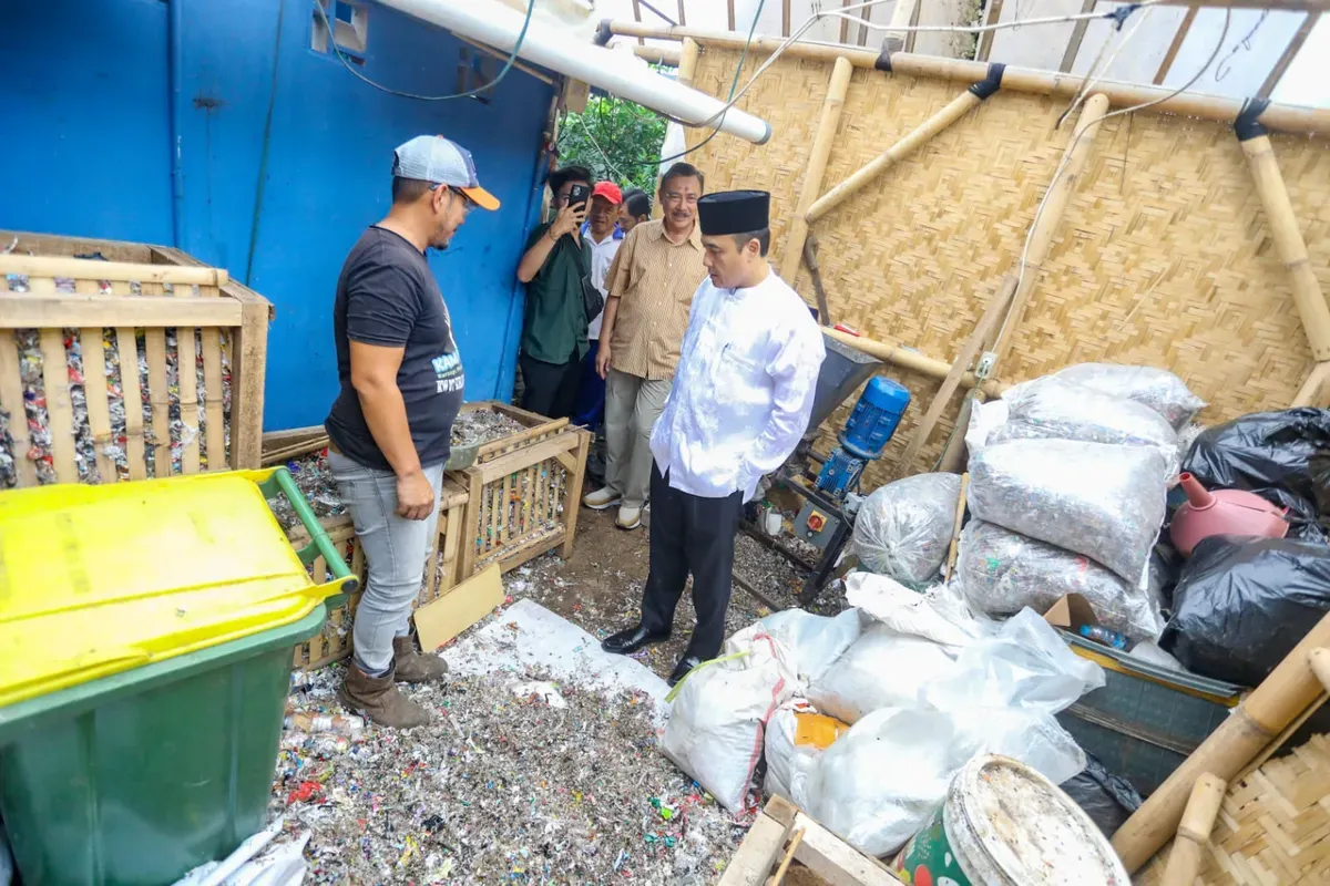 Wakil Wali Kota Bandung, Erwin meninjau pengolahan sampah secara mandiri di Kelurahan Sarijadi, Kota Bandung, Rabu, 26 Februari 2025. (Sumber: Dok. Diskominfo Kota Bandung)