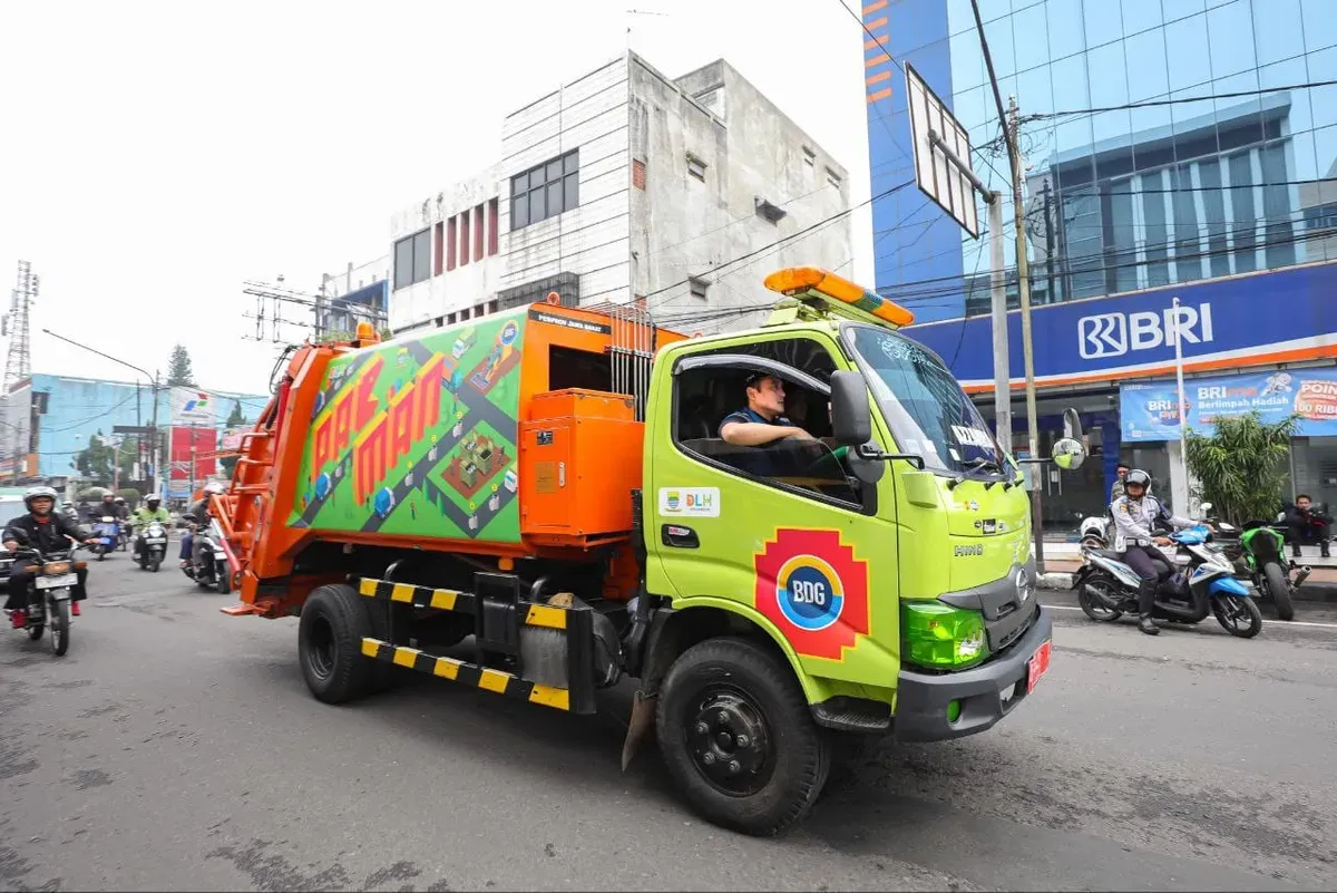 Wakil Wali Kota Bandung, Erwin meluncurkan truk Pacman yang akan beroperasi mengangkut sampah di Kota Bandung. (Sumber: Dok. Diskominfo Kota Bandung)