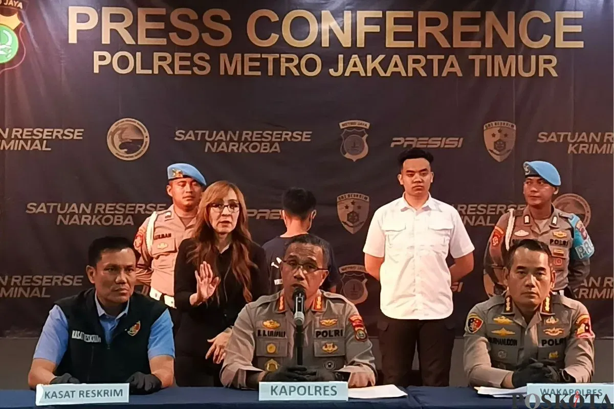 Polres Jakarta Timur menggelar konferensi pers kasus pembunuhan dengan mayat di cor di sebuah rumah toko (ruko) di kawasan Pulogadung, Jakarta Timur, Kamis, 27 Februari 2025. (Sumber: Poskota/Ali)