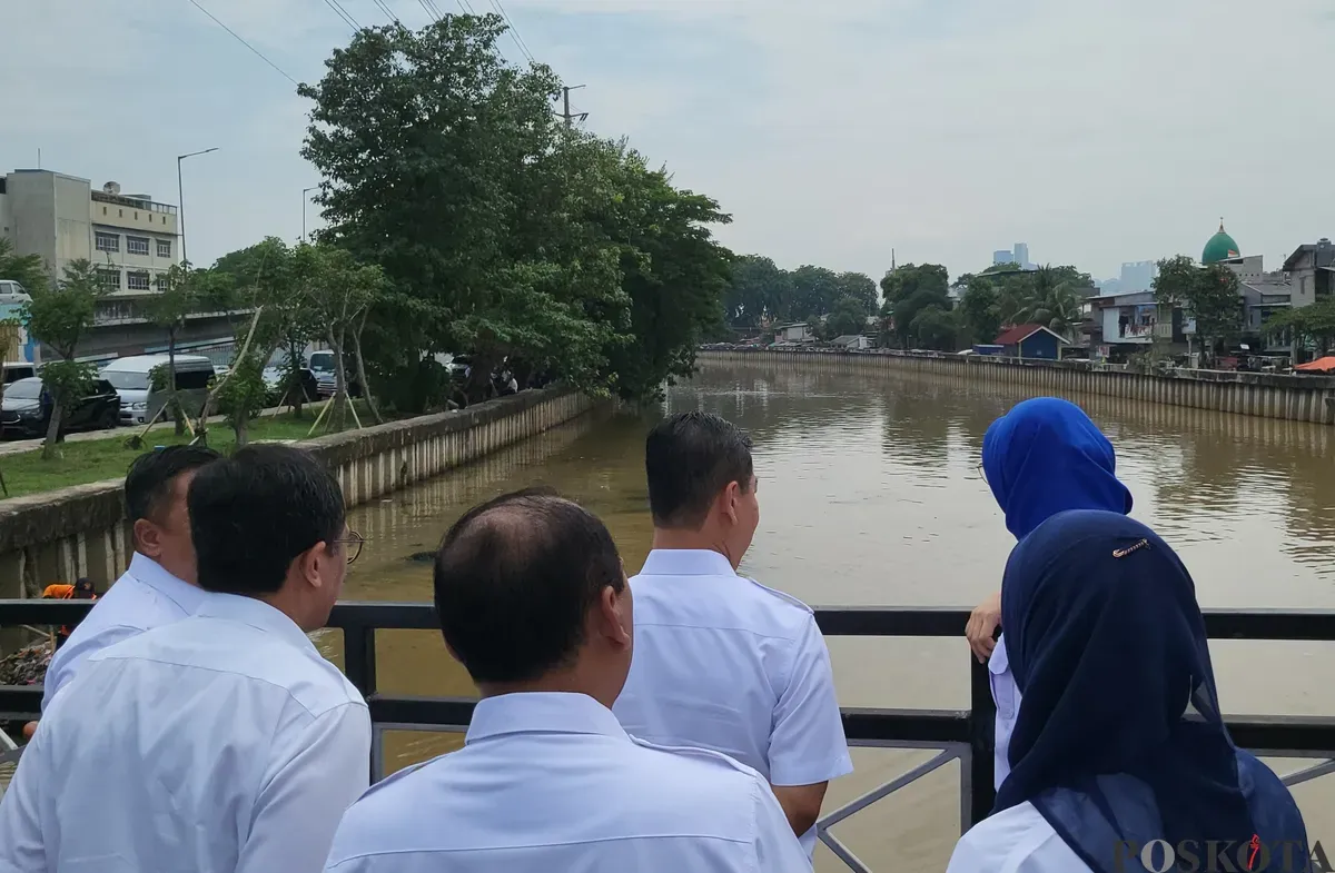 Jajaran pejabat Pemprov Jakarta saat melihat Kali Sekretaris di Jakarta Barat. (Sumber: Poskota/Pandi Ramedhan)