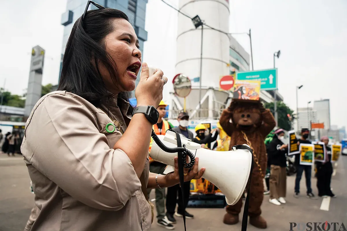 Sejumlah massa menampilkan aksi teatrikal serta orasi saat menggelar aksi penyelamatan Orangutan Tapanuli dan Biodiversitas Ekosistem Batang Toru di depan Kantor Kementerian Energi dan Sumber Daya Mineral, Jakarta, Kamis, 27 Februari 2025. (Sumber: Poskota/Bilal Nugraha Ginanjar)