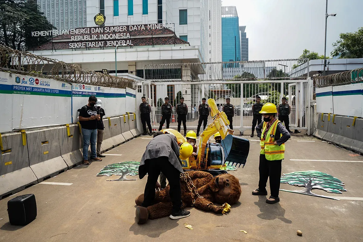 Sejumlah massa menampilkan aksi teatrikal serta orasi saat menggelar aksi penyelamatan Orangutan Tapanuli dan Biodiversitas Ekosistem Batang Toru di depan Kantor Kementerian Energi dan Sumber Daya Mineral, Jakarta, Kamis, 27 Februari 2025. (Sumber: Poskota/Bilal Nugraha Ginanjar)