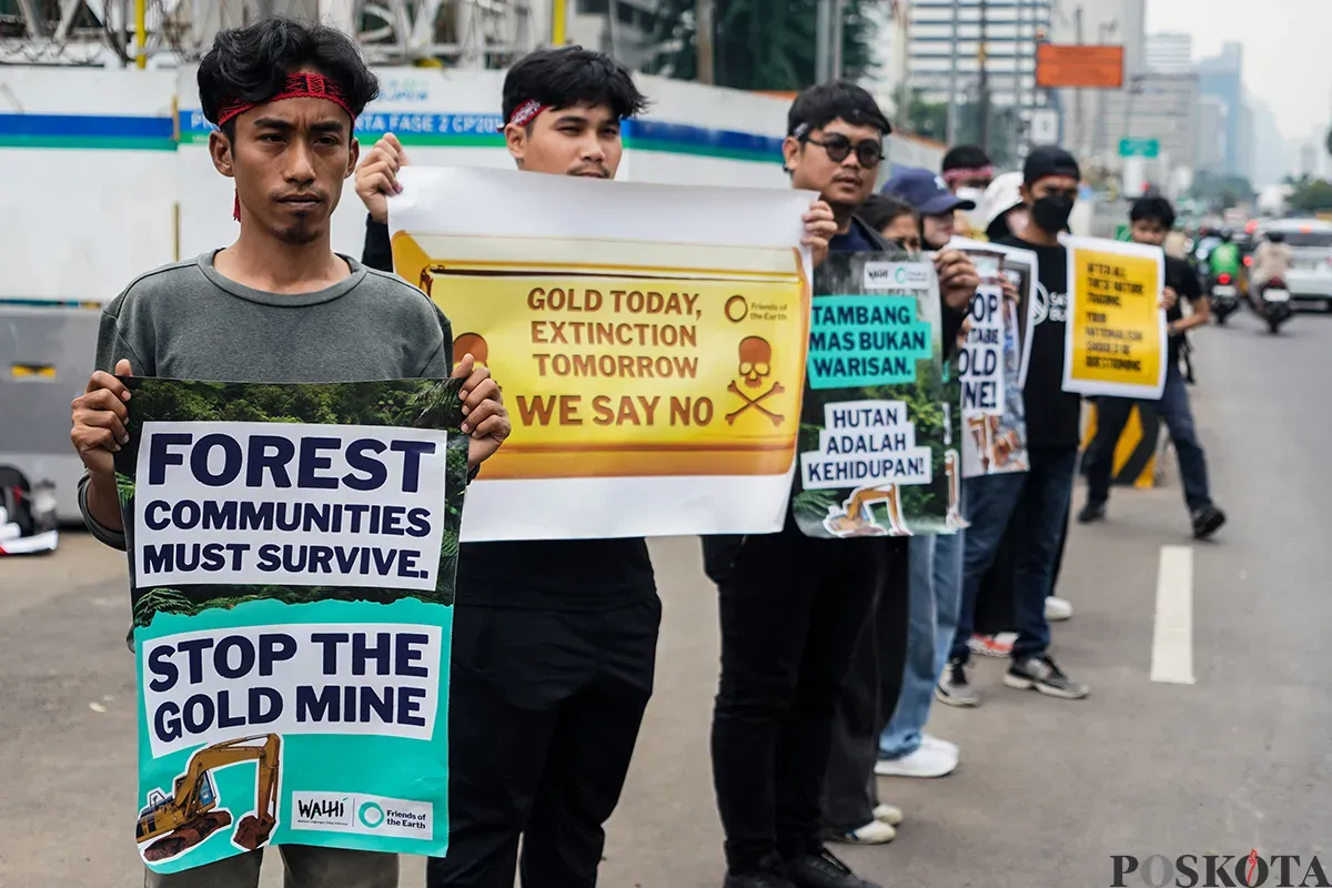 Sejumlah massa menampilkan aksi teatrikal serta orasi saat menggelar aksi penyelamatan Orangutan Tapanuli dan Biodiversitas Ekosistem Batang Toru di depan Kantor Kementerian Energi dan Sumber Daya Mineral, Jakarta, Kamis, 27 Februari 2025. (Sumber: Poskota/Bilal Nugraha Ginanjar)