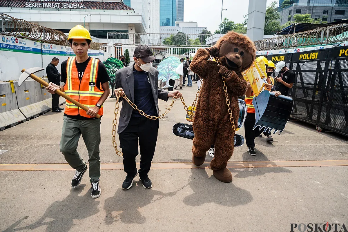 Sejumlah massa menampilkan aksi teatrikal serta orasi saat menggelar aksi penyelamatan Orangutan Tapanuli dan Biodiversitas Ekosistem Batang Toru di depan Kantor Kementerian Energi dan Sumber Daya Mineral, Jakarta, Kamis, 27 Februari 2025. (Sumber: Poskota/Bilal Nugraha Ginanjar)