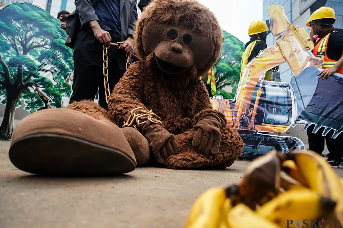 Sejumlah massa menampilkan aksi teatrikal serta orasi saat menggelar aksi penyelamatan Orangutan Tapanuli dan Biodiversitas Ekosistem Batang Toru di depan Kantor Kementerian Energi dan Sumber Daya Mineral, Jakarta, Kamis, 27 Februari 2025. (Sumber: Poskota/Bilal Nugraha Ginanjar)