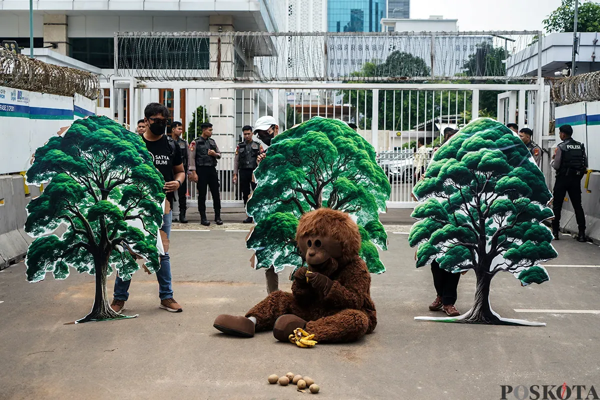 Sejumlah massa aksi menampilkan aksi teatrikal serta orasi saat menggelar aksi damai perihal gerakan penyelamatan Orangutan Tapanuli dan Biodiversitas Ekosistem Batang Toru di depan Kantor Kementerian Energi dan Sumber Daya Mineral, Jakarta, Kamis, 27 Februari 2025. (Sumber: Poskota/Bilal Nugraha Ginanjar)