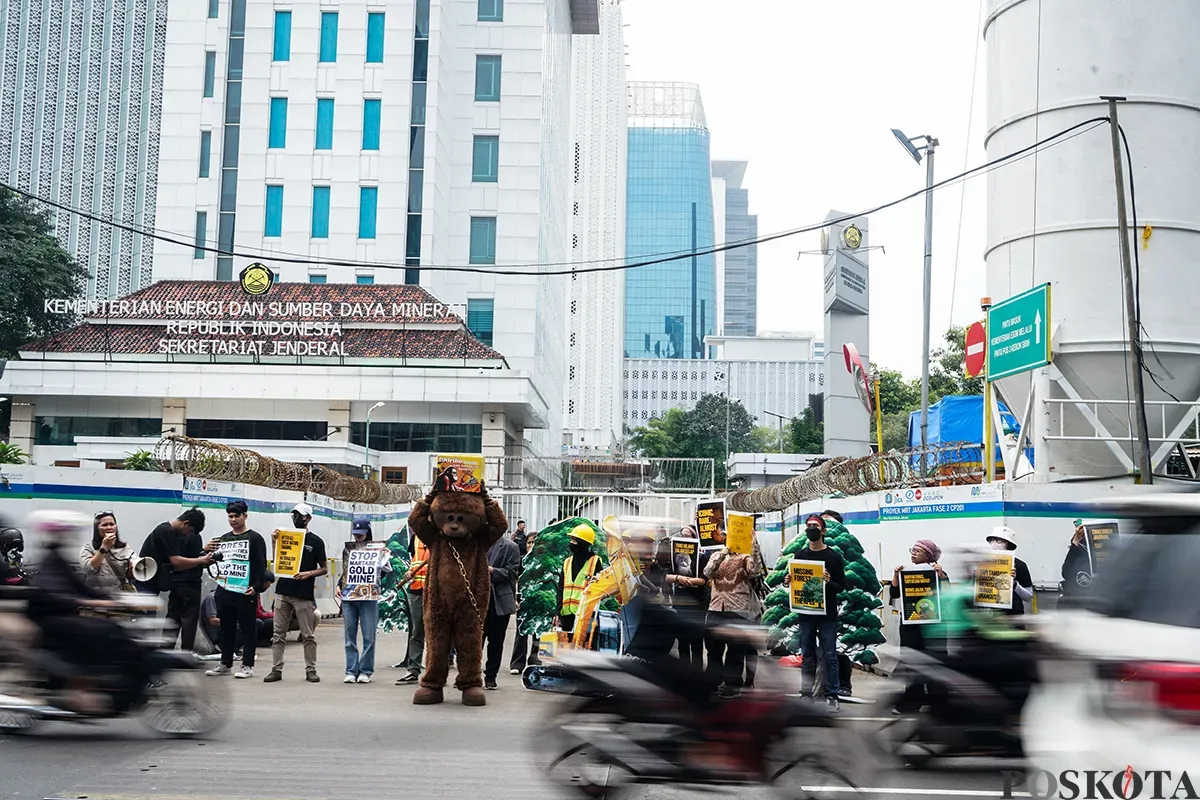 Sejumlah massa menampilkan aksi teatrikal serta orasi saat menggelar aksi penyelamatan Orangutan Tapanuli dan Biodiversitas Ekosistem Batang Toru di depan Kantor Kementerian Energi dan Sumber Daya Mineral, Jakarta, Kamis, 27 Februari 2025. (Sumber: Poskota/Bilal Nugraha Ginanjar)