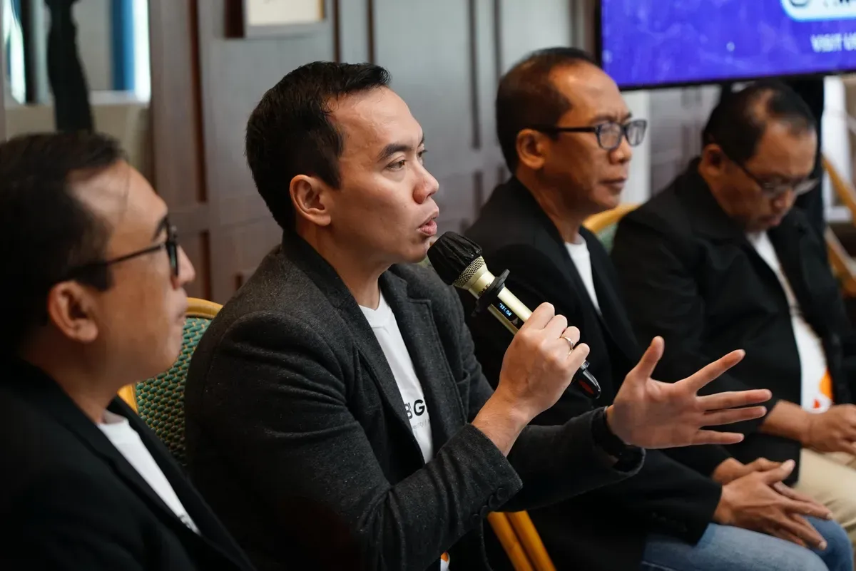 Direktur Digital Business Telkom Muhamad Fajrin Rasyid (kedua dari kiri) saat membahas mengenai pengembangan teknologi Artificial Intelligence (AI) di Jakarta, Rabu, 26 Februari 2025. (Sumber: Dok. Telkom)