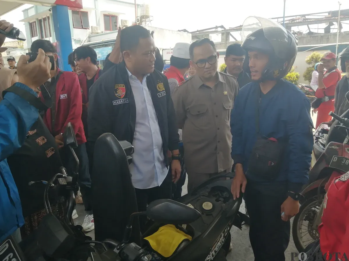 Kasatreskrim Polres Cimahi (ketiga kanan), memastikan kuantitas dan kualitas bbm di SPBU Cibabat, Kota Cimahi, Kamis, 27 Februari 2025. (Sumber: Poskota/Gatot Poedji Utomo)