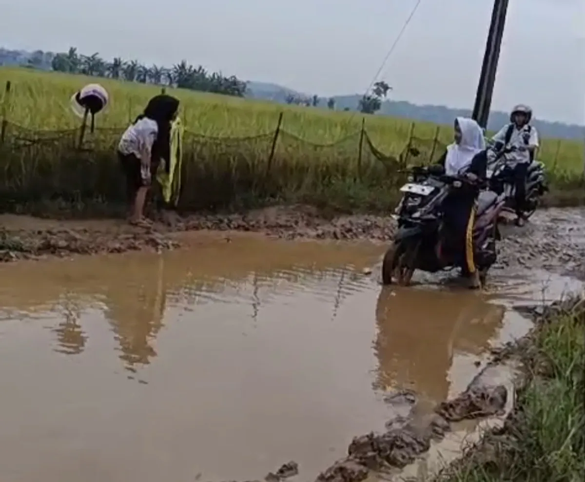 Jalan Cimoyan-Pasirgadung di Kecamatan Patia, Kabupaten Pandeglang, Banten rusak parah dan belum bisa diperbaiki pemerintah. (Sumber: Dok. Warga)