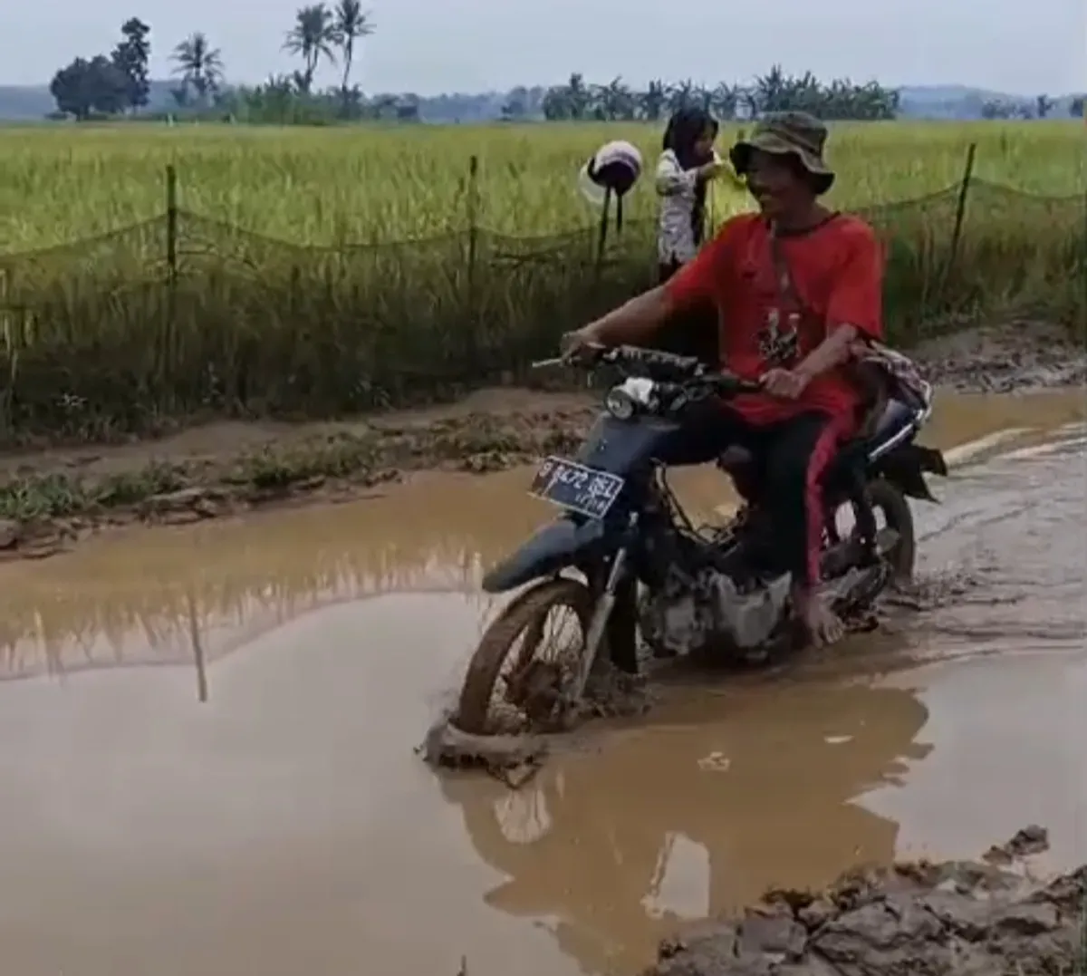 Sejumlah pengendara roda dua saat melintas di jalan rusak di Desa Cimoyan, Kecamatan Pati, Pandeglang. (Sumber: Dok. Warga)