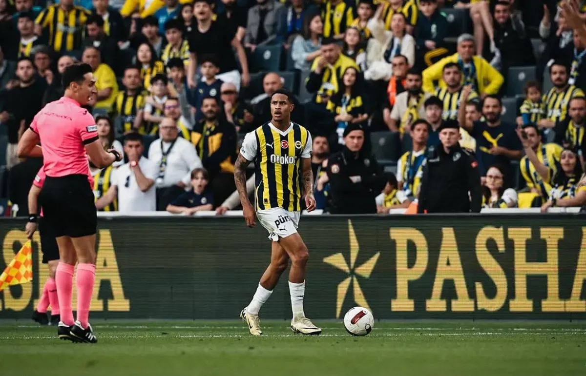 Pemain Fenerbache, Jayden Oosterwolde dikabarkan sudah bertemu Alex Pastoor terkait tawaran gabung Timnas Indonesia. (Foto: Instagram/@oosterwolde)