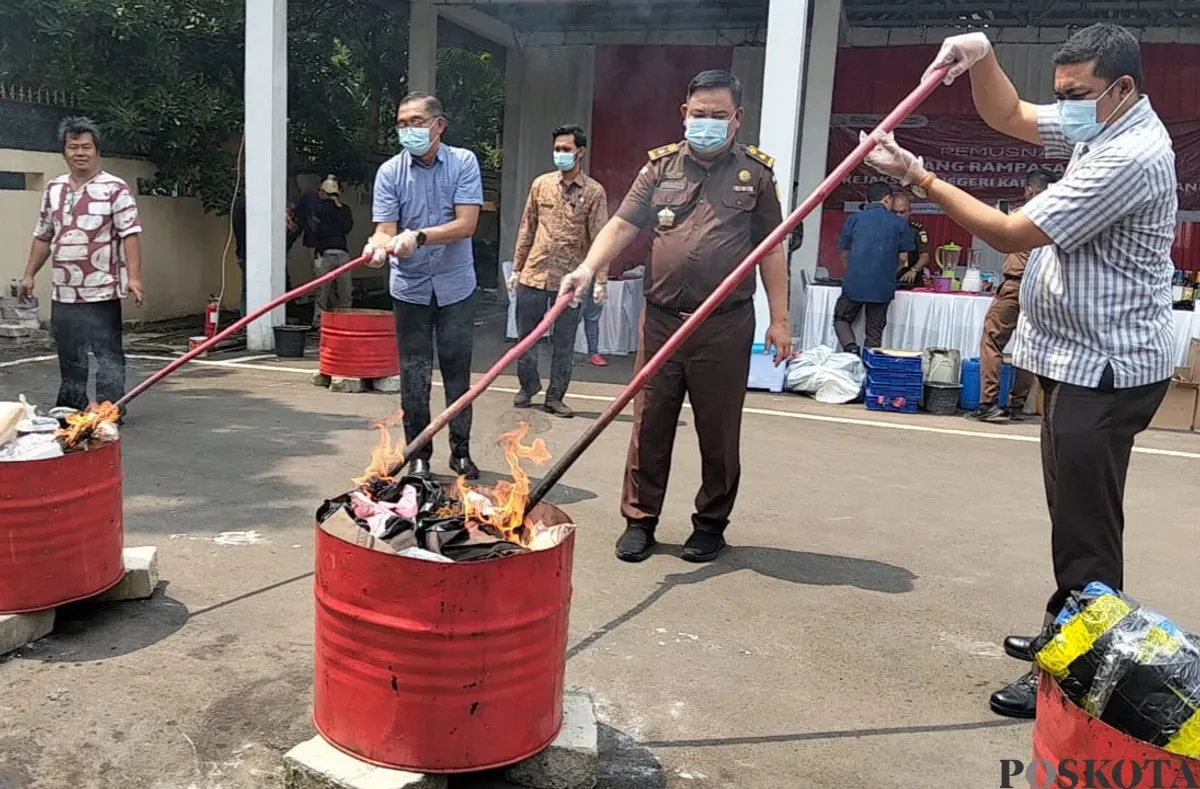 Pelaksanaan pemusnahan barang bukti perkara di Kejari Kabupaten Tangerang, Kamis, 27 Februari 2025. (Sumber: Poskota/Veronica Prasetyo)