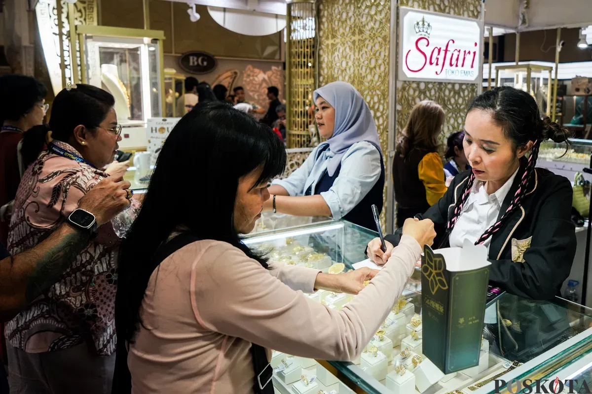 Pengunjung melihat aneka perhiasan logam mulia pada pameran Jakarta International Jewellery Fair 2025 di Jakarta Convention Center (JCC), Jakarta, Kamis, 27 Januari 2025. (Sumber: Poskota/Bilal Nugraha Ginanjar)