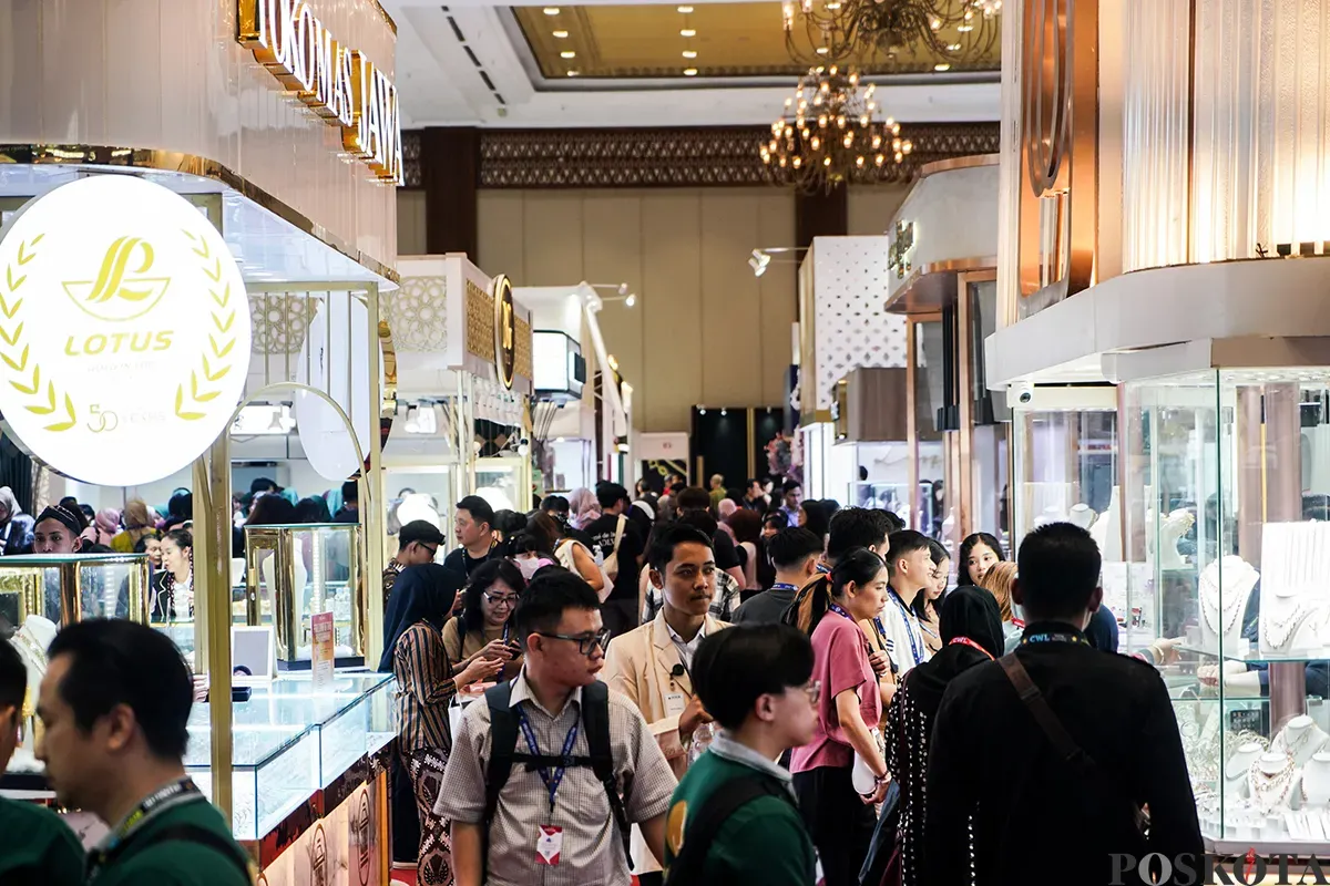 Pengunjung melihat aneka perhiasan logam mulia pada pameran Jakarta International Jewellery Fair 2025 di Jakarta Convention Center (JCC), Jakarta, Kamis, 27 Januari 2025. (Sumber: Poskota/Bilal Nugraha Ginanjar)