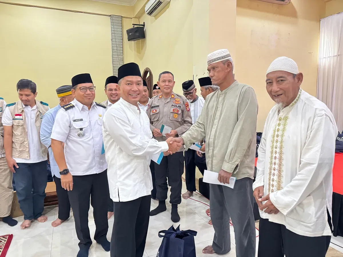 250 warga dhuafa menerima bingkisan Ramadan di  Masjid Jami’iyyatul Ummah, Jatiasih, Bekasi. (Sumber: Dok. PLN UID Jakarta Raya)