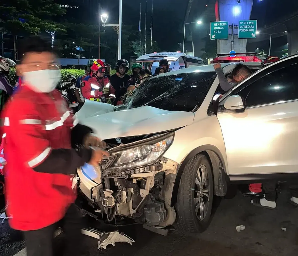 Kendaraan jenis Honda CRV dengan nomor polisi B 2323 STH mengalami kecelakaan di jalur yang mengarah ke Kampung Melayu, Jakarta pada sahur pertama Sabtu, 1 Maret 2025. (Sumber: Dok TMC Polda MetroJaya)