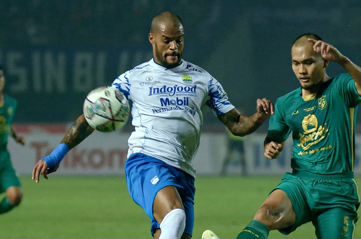 Pertaruhan nasib Paul Munster ditentukan saat Persebaya vs Persib. (Sumber: X/ persib)