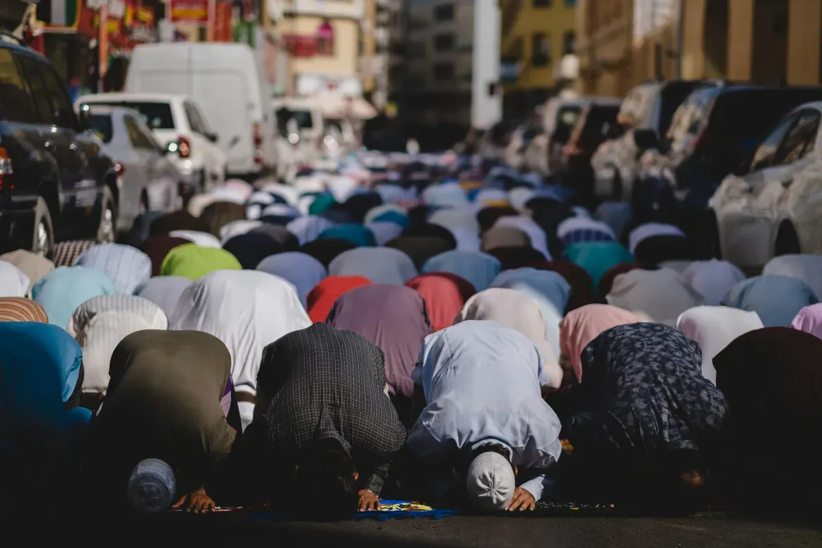 Tata Cara Sholat Tarawih Lengkap dengan Niatnya (Sumber: Unsplash/Levi Meir Clancy)