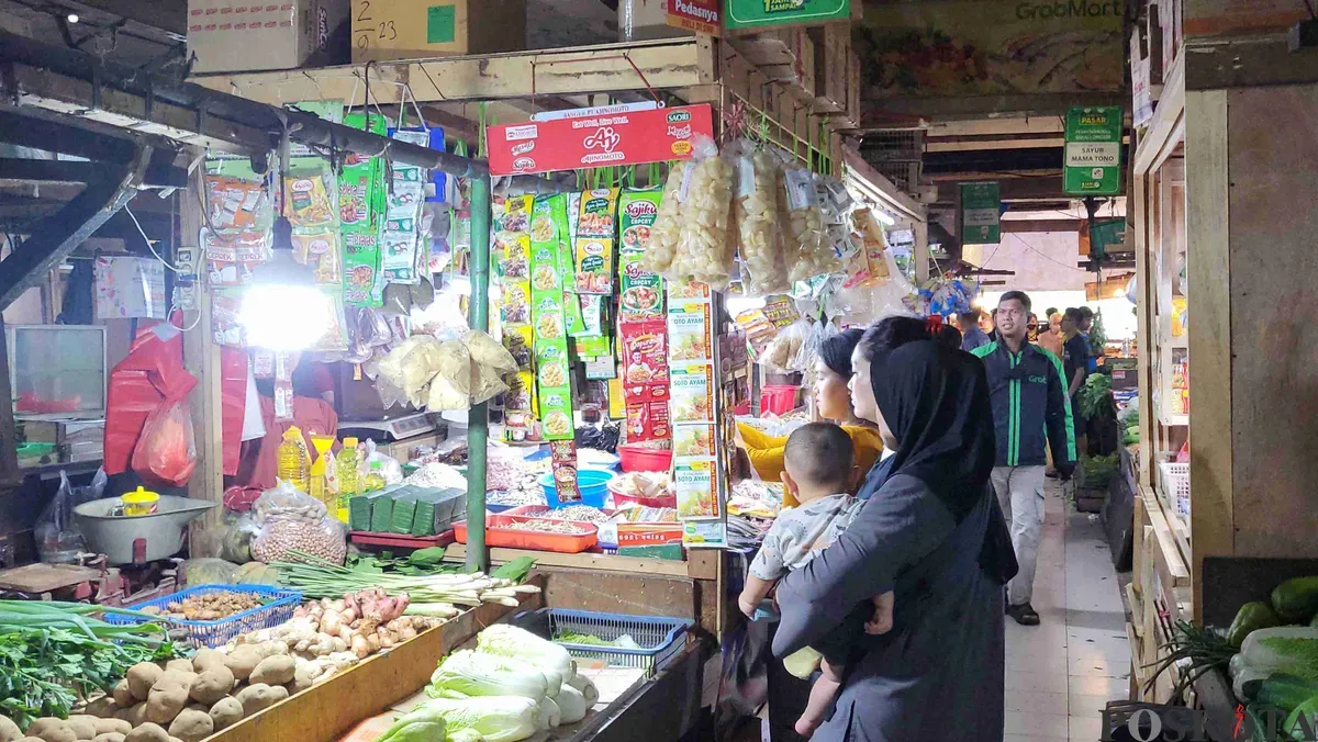 Suasana di pasar tradisional Tomang Barat, Grogol Petamburan, Jakarta Barat, Jumat, 28 Februari 2025. (Sumber: Poskota/Pandi Ramedhan)