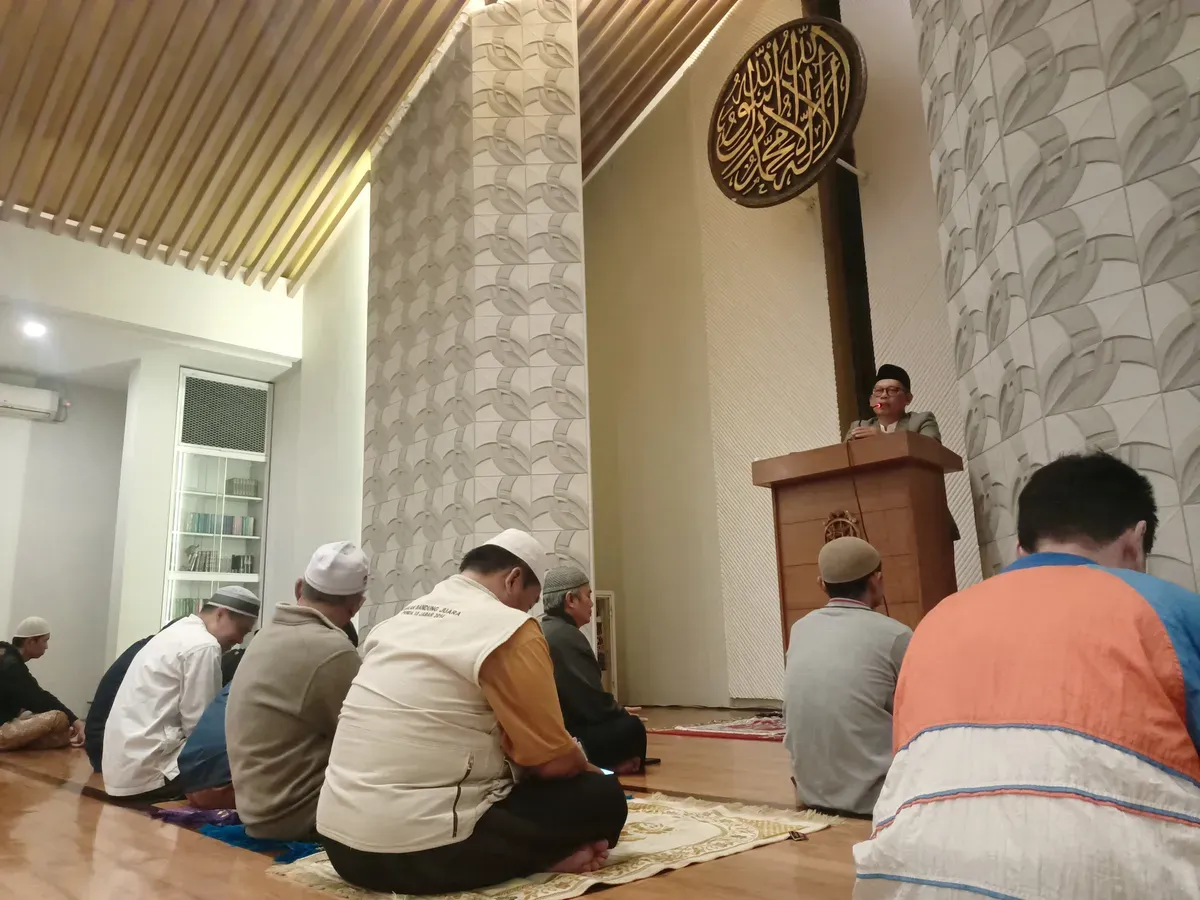 Sejumlah warga di Bumi Pasundan, kota Bandung sudah melaksanakan sholat tarawih hari ini, Jum'at 28 Februari 2025. (Sumber: Yugi Prasetyo/Poskota)