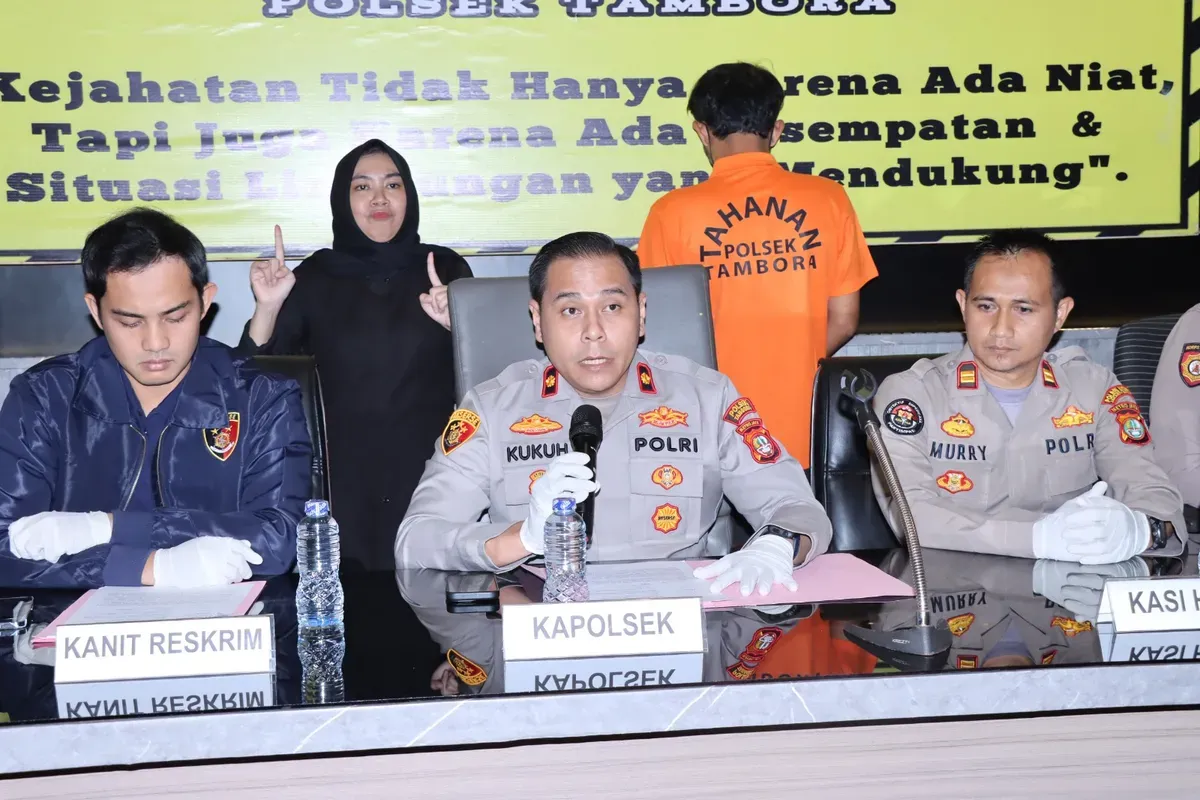 Polisi menjabarkan kasus penjambretan yang dilakukan oleh seorang pria berinisial YL 36 tahun terhadap seorang wanita berinisial KH, 50 tahun, di kawasan Tambora, Jakarta Barat. (Sumber: Dok. Humas Polres Metro Jakarta Barat)