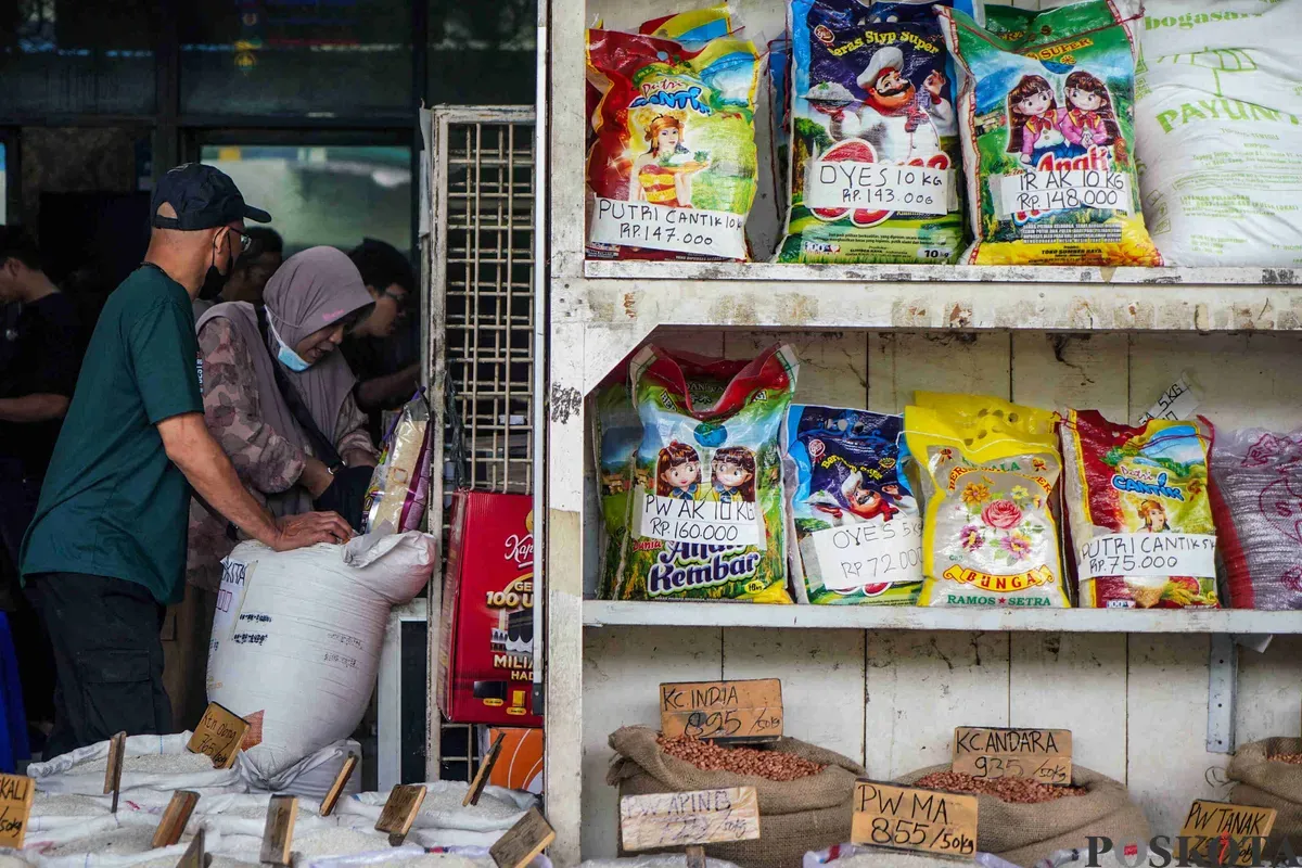 Pembeli berbelanja kebutuhan pokok di Pasar Induk Beras Cipinang, Jakarta Timur, Sabtu, 22 Februari 2025. (Sumber: Poskota/Bilal Nugraha Ginanjar)