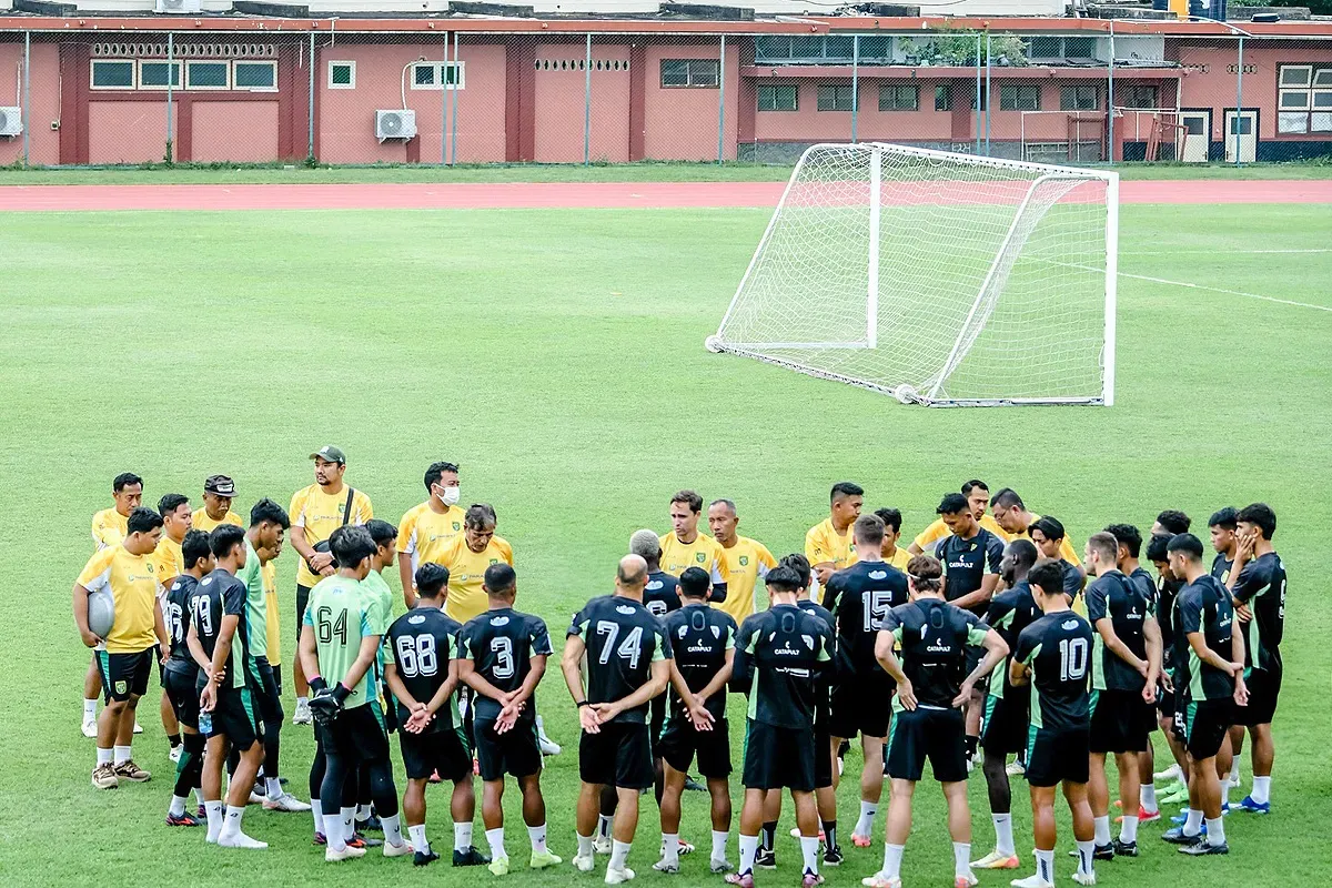 Skuad Persebaya saat berlatih di Lapangan Thor, Surabaya, jelang laga kontra Persib Bandung di pekan 25 Liga 1 2024-25. (Sumber: Instagram @persebayaofficial)