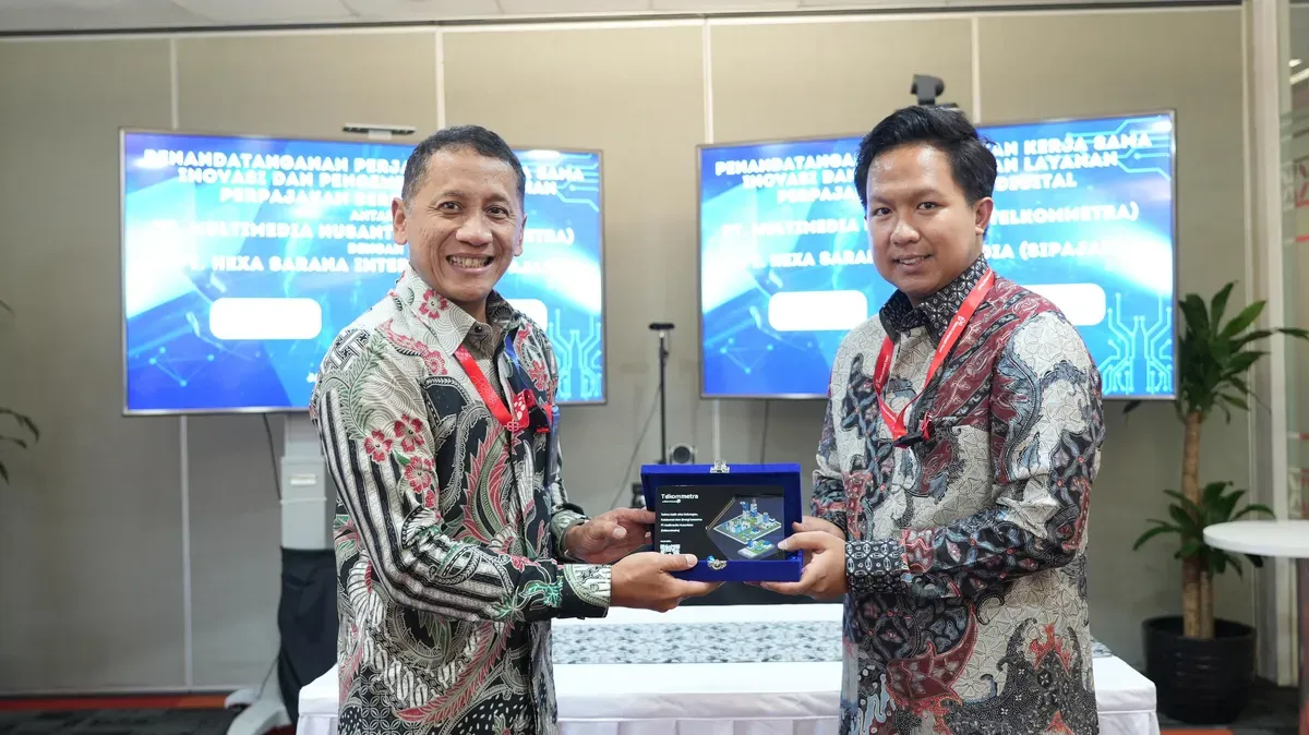 Direktur Utama TelkomMetra Pramasaleh Hario Utomo (kiri) dan Direktur Utama Sipajak Rachmad Isdiawan (kanan) setelah penandatanganan Perjanjian Kerja Sama (PKS) antara TelkomMetra dengan Sipajak, di Jakarta. (Sumber: Dok. Telkom)