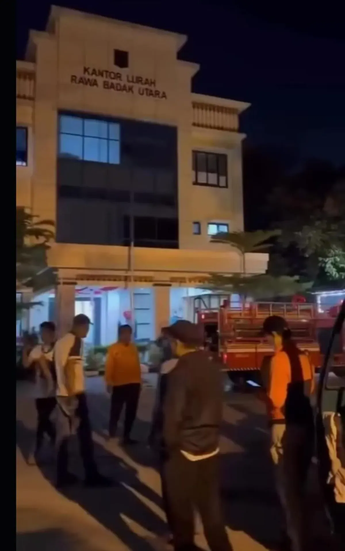 Gara-gara permainan petasan pada saat momen pergantian tahun baru. Membuat kantor Kelurahan Rawa Badak, Jakarta Utara, DKI Jakarta kebakaran. (Sumber: Instagram @seputaran_jakut)