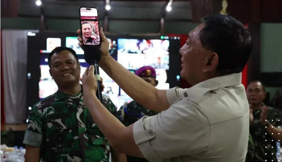 Presiden RI Prabowo Subianto menyapa ribuan prajurit TNI yang bertugas di Papua melalui video call dari handphone Menteri Pertahanan Sjafrie Sjamsoeddin. (Sumber: Instagram sjafrie.sjamsoeddin)