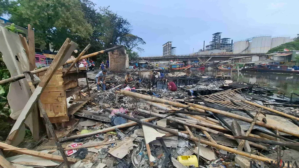 Puing-puing rumah dan bangunan semi permanen yang ludes dilalap api dalam peristiwa kebakaran akibat petasan pesta tahun baru di Cilincing, Jakarta Utara. (Foto: Angga Pahlevi)