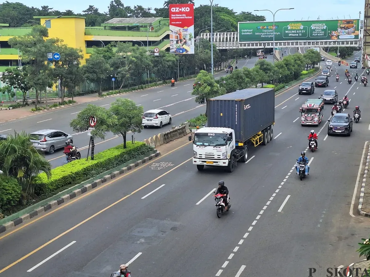 Aktivitas kendaraan yang melintas di Jalan Ahmad Yani, Kota Bekasi, Rabu, 1 Januari 2025. (Sumber: Poskota/Ihsan Fahmi)