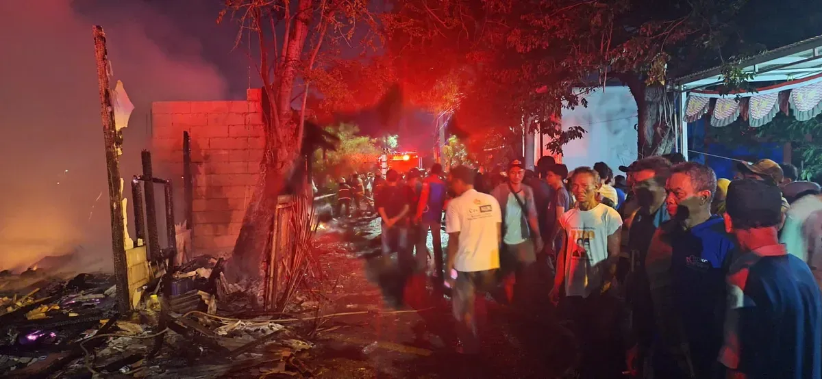 Bangunan rumah semi permanan dan bedeng di Cilincing, Jakut, terbakar akibat petasan, Rabu 1 Januari 2025. (Foto: (Dok Damkar))