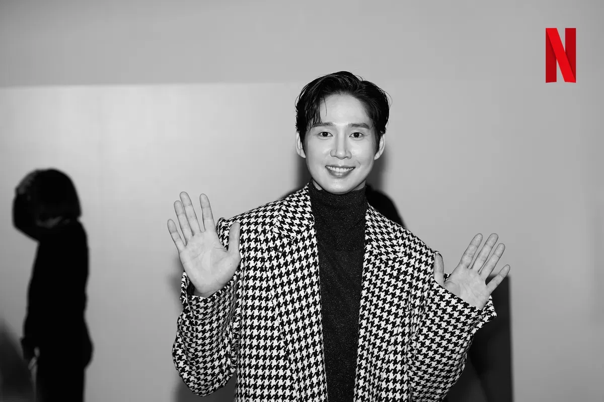 Park Sung Hoon kembali terlibat kontroversi atas postingannya di media sosial setelah bermain dalam drama Squid Game 2. (Sumber: X @NetflixKr | Foto: -)