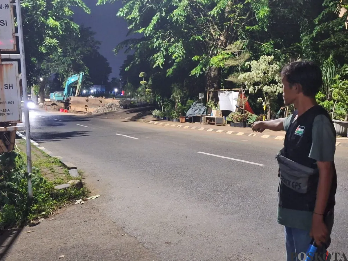 Warga menunjukkan lokasi penemuan pria diduga pengamen tewas di Jalan Khairil Anwar, Margahayu, Bekasi Timur, Kota Bekasi, Rabu, 1 Januari 2025. (Foto: Ihsan Fahmi)