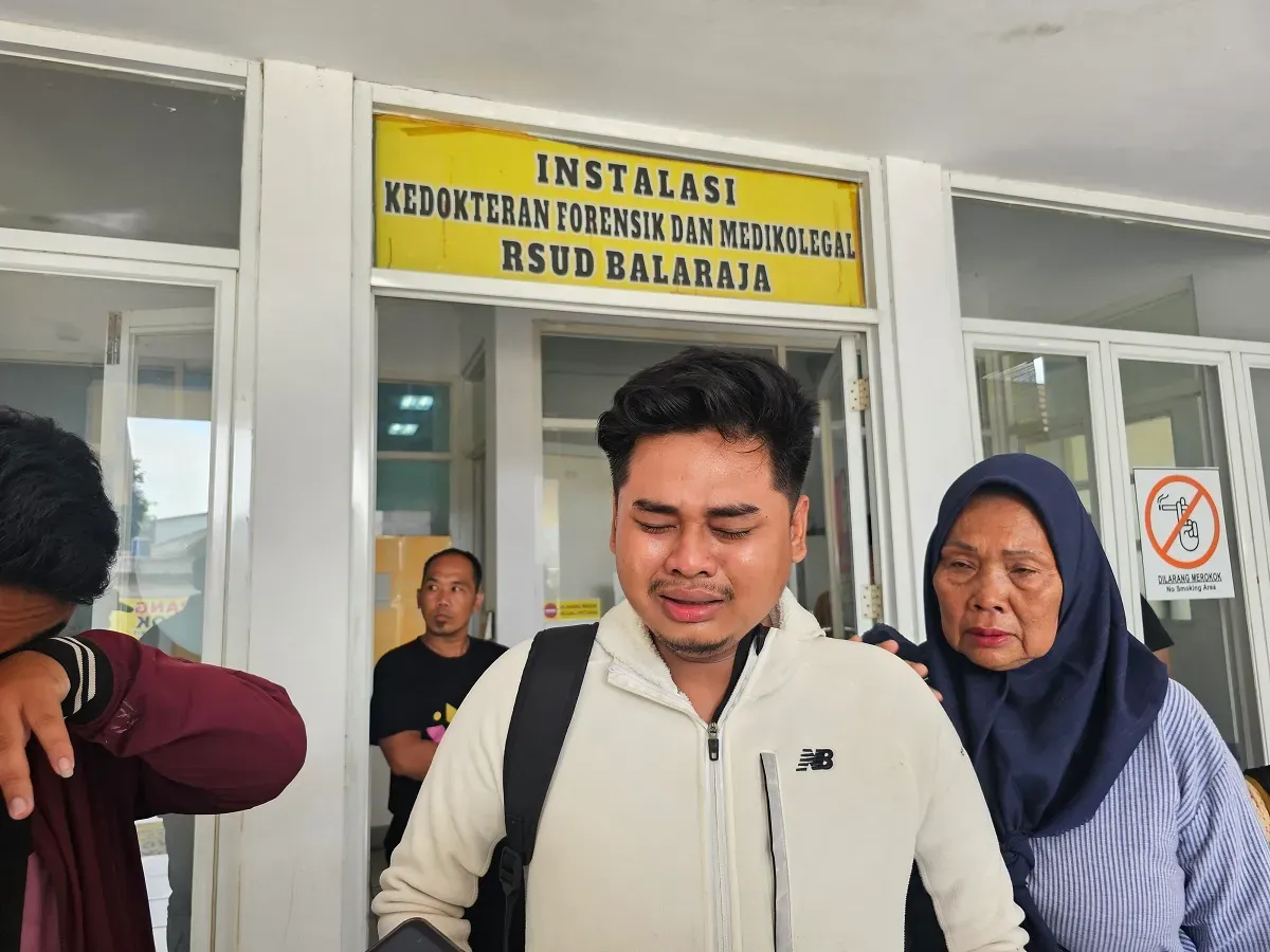 Rizky Agam, 24 tahun, anak dari IAR, 48 tahun, korban meninggal dunia dalam aksi penembakan di Rest Area Tol Tangerang-Merak saat ditemui di RSUD Balaraja. (Sumber: Poskota/Veronica)