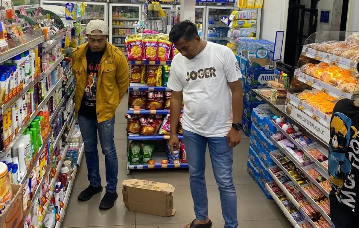 Polisi saat melakukan olah TKP minimarket tempat penembakan di rest area Tol Tangerang-Merak. (Sumber: Dok. Polresta Tangerang)