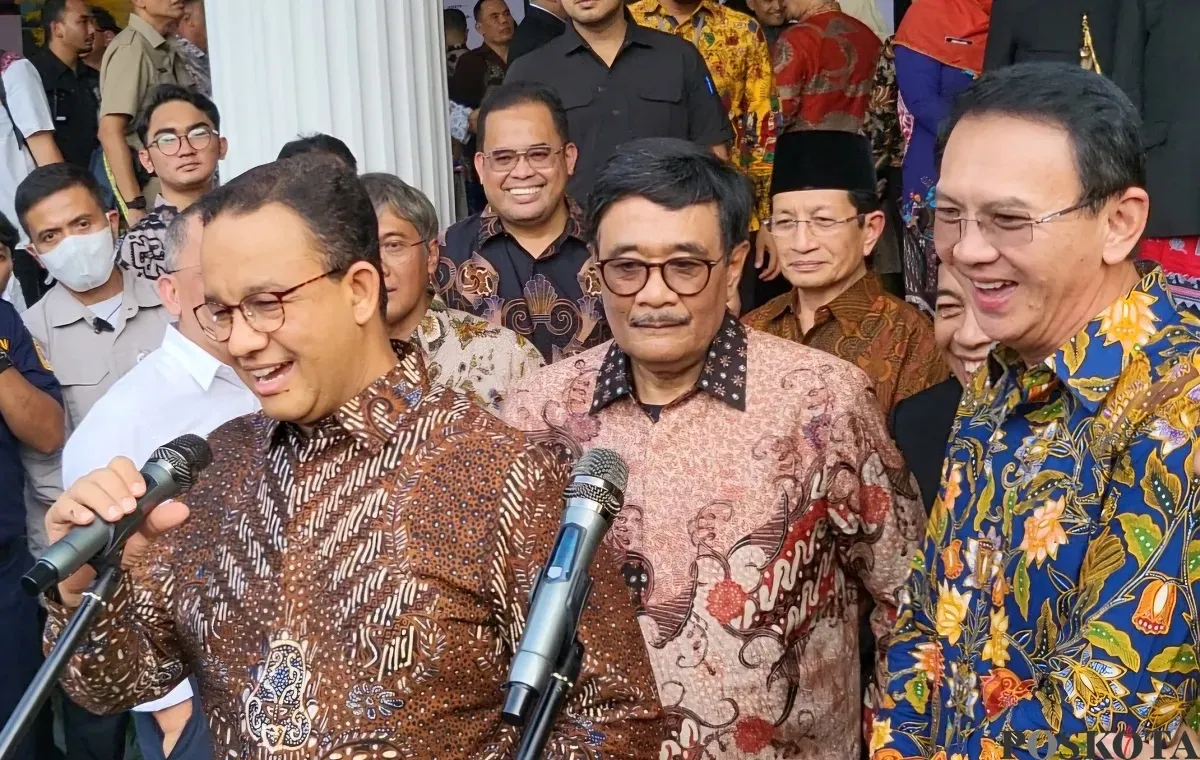 Kebersamaan mantan Gubernur Jakarta Anies Baswedan dan Basuki Tjahaja Purnama alias Ahok di Balai Kota, Jakarta Pusat, Selasa, 31 Desember 2024. (Sumber: Poskota/Pandi)